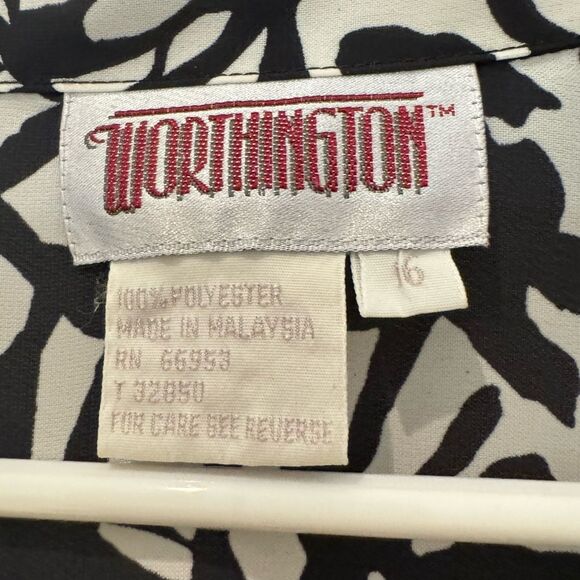 EUC Women’s FLORAL BLACK WHITE vacation blouse —SIZE 16 - Picture 2 of 3